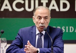 Husni Abdel Wahed, embajador de Palestina, durante su intervención en la facultad de Comercio.