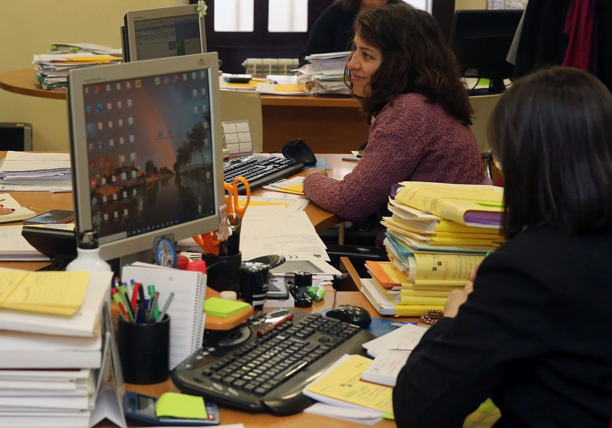 Dos trabajadoras, en una gestoría de la ciudad de Segovia.
