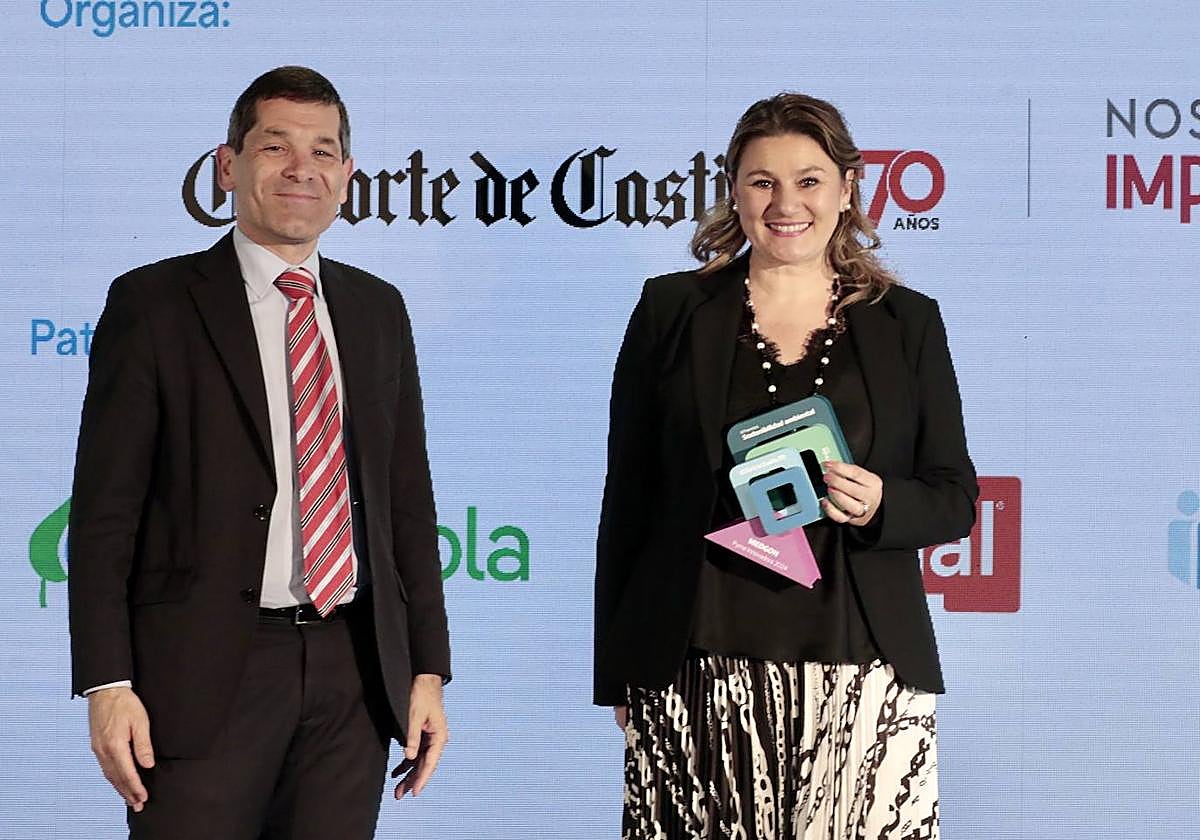 El director corporativo de Galletas Gullón, Paco Hevia, entrega el galardón a la cofundadora de Medgon, Estíbaliz González.