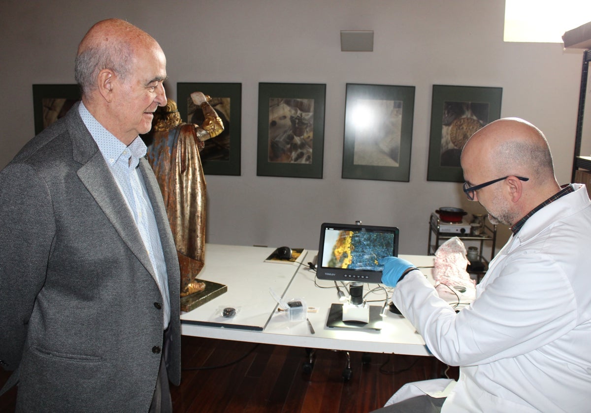 Juan Antonio del Sol y Francisco José Boldo con el nuevo microscopio.