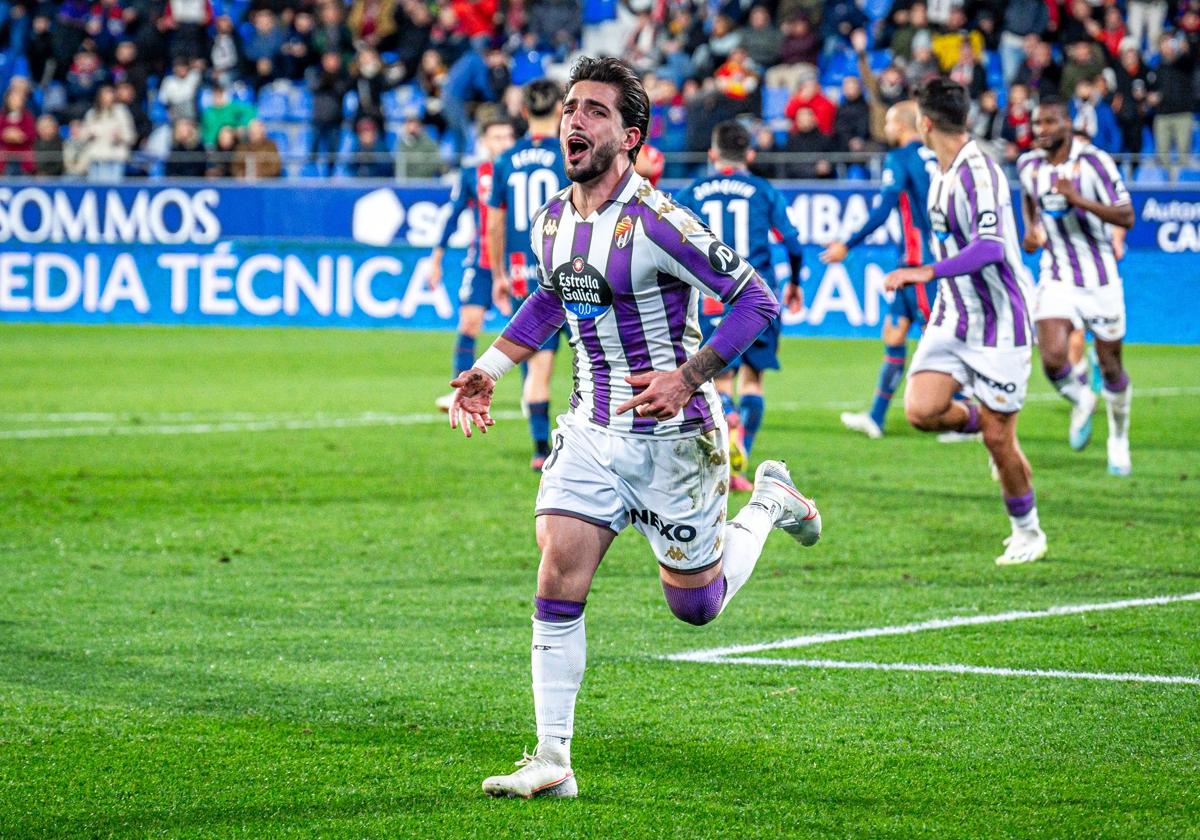 Monchu celebra el tanto logrado en el Alcoraz ante la SD Huesca.