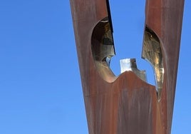 La rotonda con la escultura de Lorenzo Frechilla, en 2002, meses antes de que los cuatro carriles de la Avenida de Zamora cruzaran la glorieta.