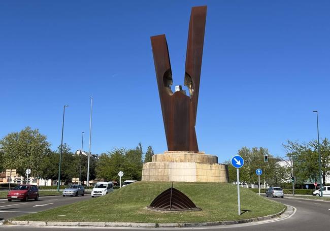 Un pedestal de hormigón sujeta la escultura de quince toneladas de peso.