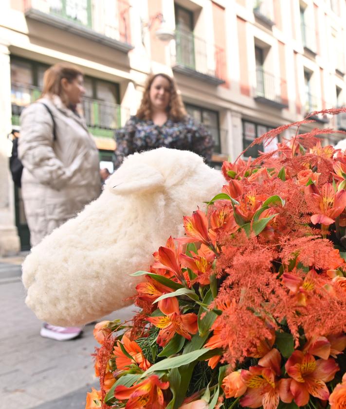 Imagen secundaria 2 - Ovejas florales en la calle Platerías.