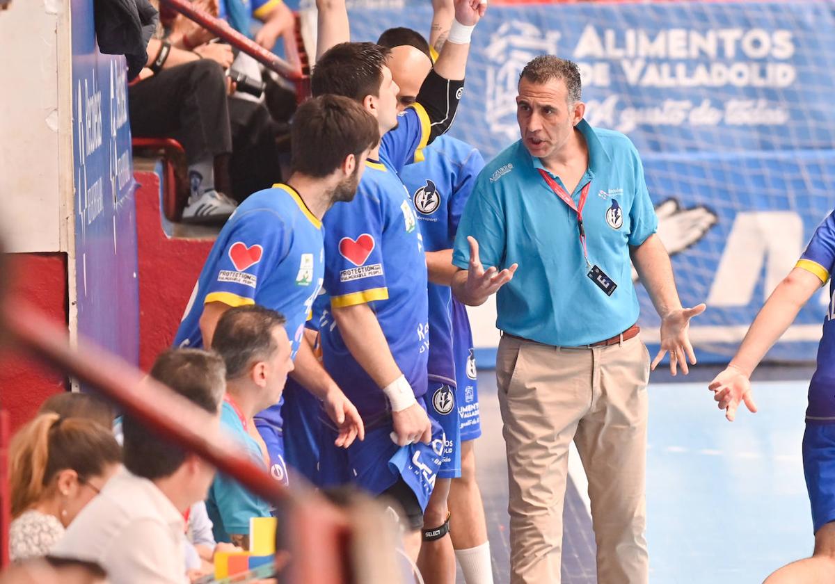 Pisonero da instrucciones en el partido ante el Nava.