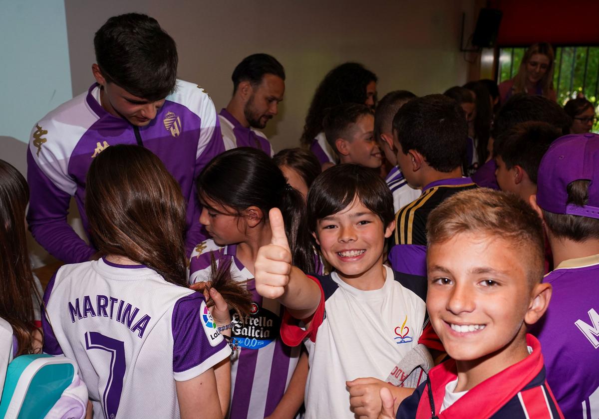 Fer Pérez, del Promesas, firma la camiseta de dos alumnas del San Agustín, con Iván Sánchez, detrás.