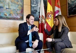 El presidente de la Junta de Castilla y León, Alfonso Fernández Mañueco, y la presidenta de Cantabria, María José Sáenz de Buruaga, este viernes.