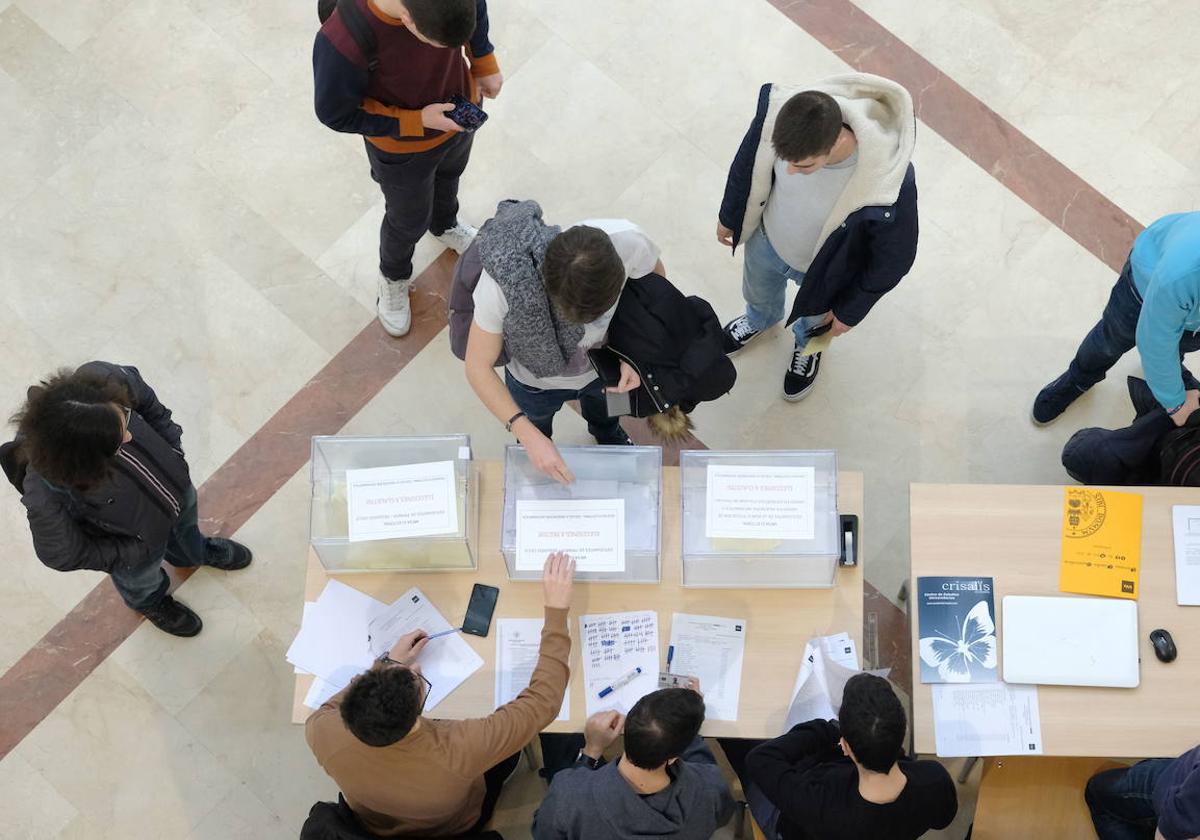 Alumnos votan en unas elecciones al Rectorado de la UVA, en una imagen de archivo.