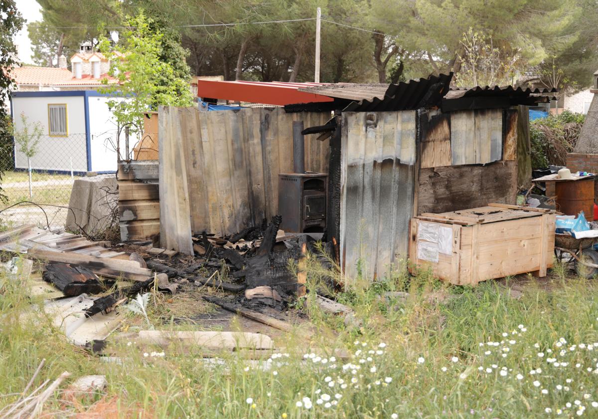 Caseta incendiada en la urbanización Carrapeñalba, en Traspinedo.