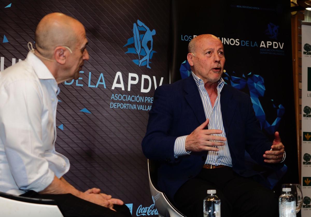 Juan Antonio Corbalán, durante su charla con Carlos Raúl Martínez.