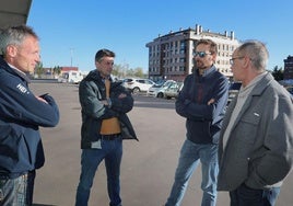 Pahito, a la izquierda, con los demás miembros de la junta gestora, el pasado jueves antes de la asamblea en La Balastera.