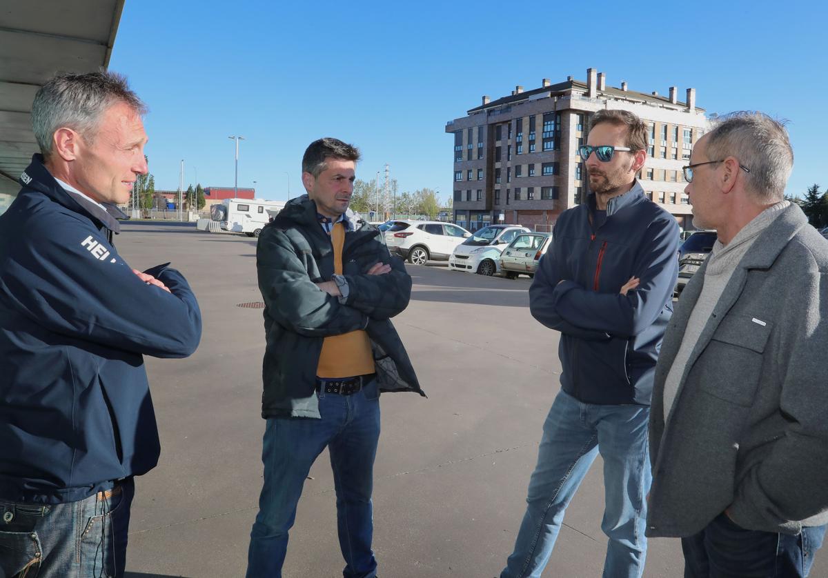 Pahito, a la izquierda, con los demás miembros de la junta gestora, el pasado jueves antes de la asamblea en La Balastera.