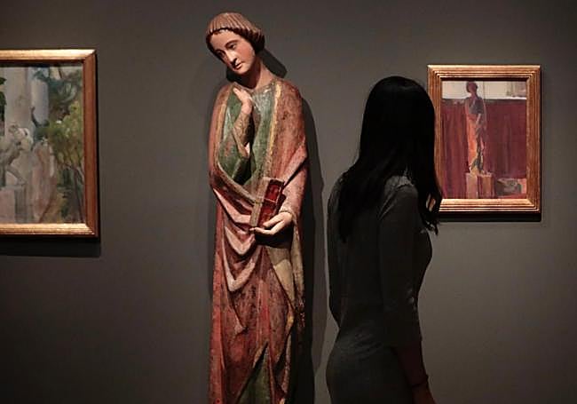 Talla de autoría anónima (siglo XIII-XIV) que el pintor trasladó al lienzo contiguo 'Rincón de estudio'.