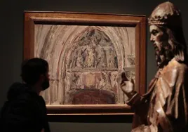 Un visitante observa un lienzo de Sorolla, junto a una talla medieval.