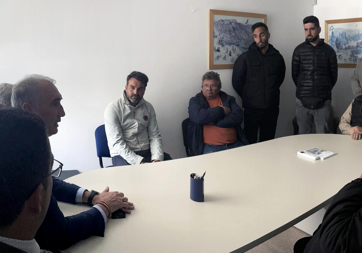 El alcalde José Mazarías, en la reunión con una representación del colectivo de feriantes.