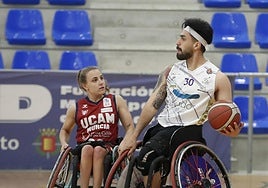 Ahmadi protege el balón ante la presencia de Lourdes Ortega, del UCAM.
