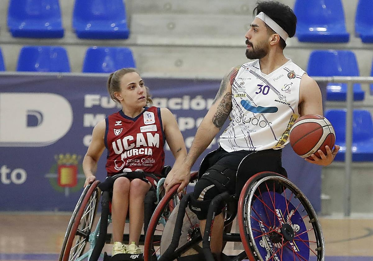 Ahmadi protege el balón ante la presencia de Lourdes Ortega, del UCAM.
