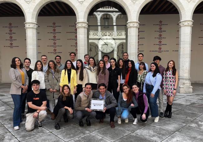 Los miembros de ExUVA, en el patio del palacio de Santa Cruz.