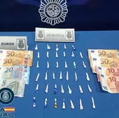 Sustancias estupefacientes y dinero en efectivo intervenido por la Policía Nacional.