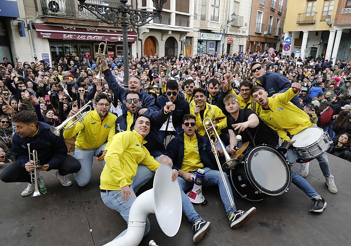 Charanga Cucu Band durante su actuación en la Plaza de España, abarrotada de público.