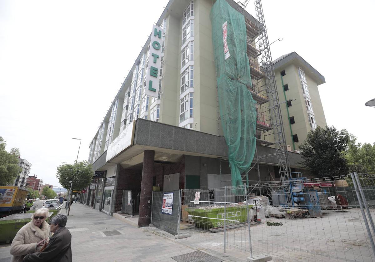 El edificio del antiguo hotel Tryp Sofía lleva en obras desde hace más de un año.