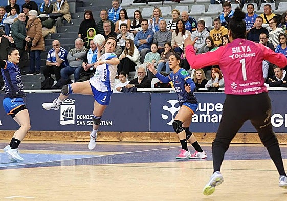 Jimena lanza en seis metros ante Alice Silva.