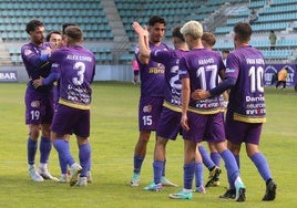 Los jugadores del Palencia Cristo celebran la victoria.