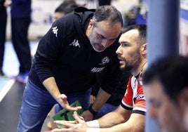 El entrenador del Balonmano Nava, Álvaro Senovilla, da indicaciones a Guardiola en un partido.