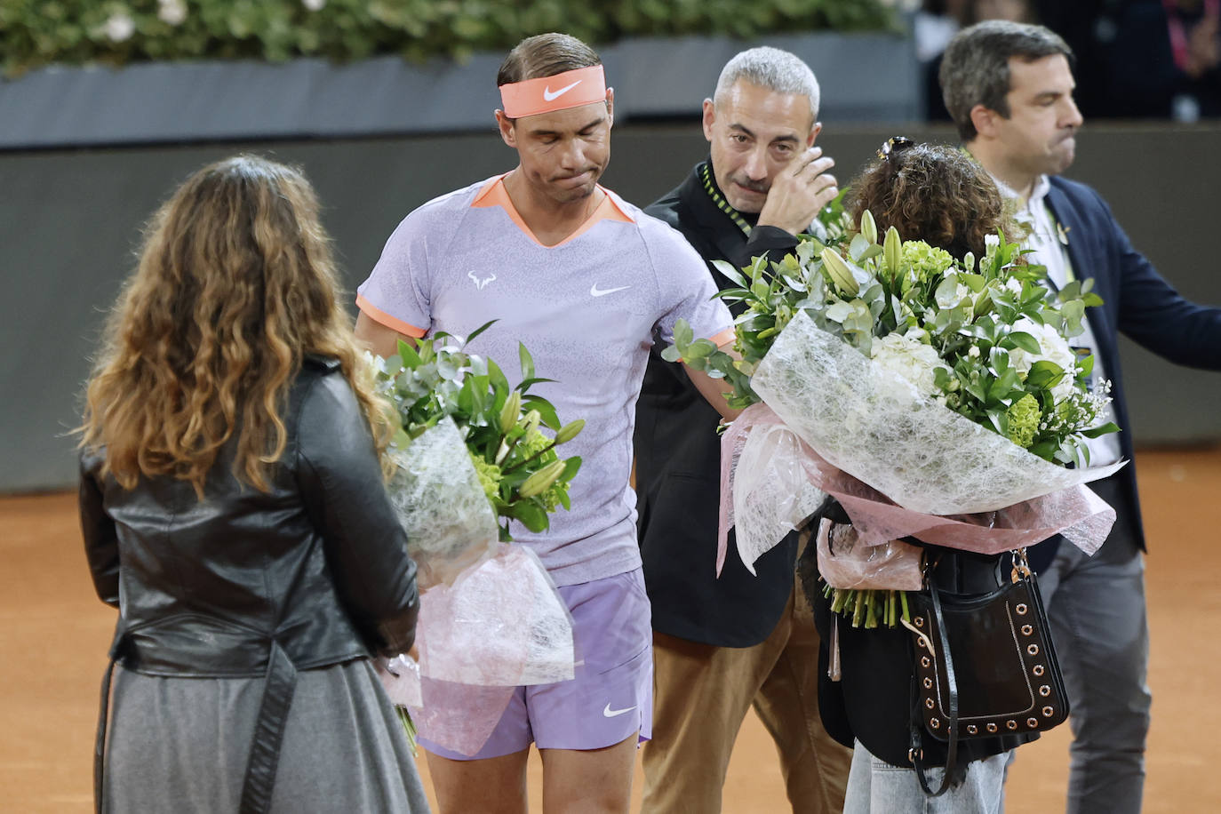 Rafa Nadal, junto con la familia de Sergio Delgado, en el homenaje por el vallisoletano en el Masters 1000 de Madrid, donde trabajaba el joven.