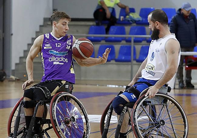 Matías Méndez trata de controlar el balón.