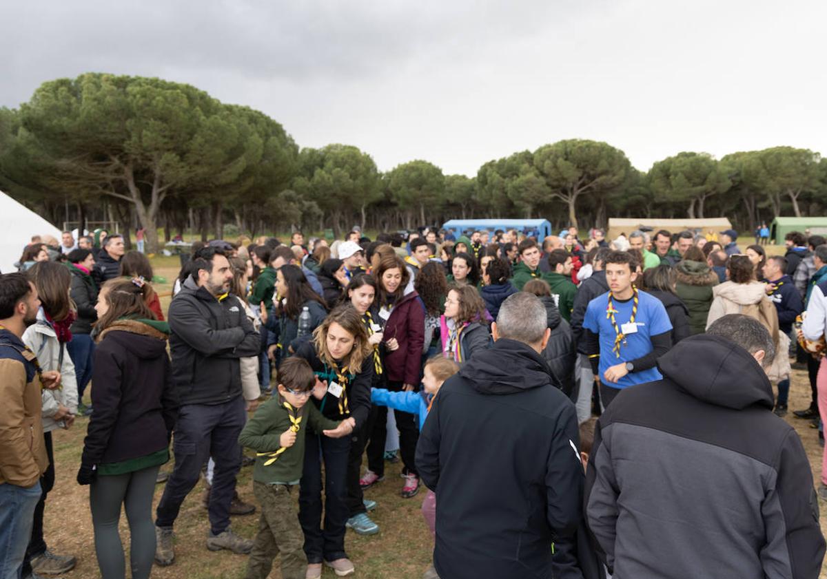 Imagen principal - Miembros del clan Tucán del grupo de scout Íberos, y otros momentos de la celebración del 50 aniversario de la agrupación.