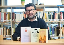 José Manuel Mora, con sus tres libros recomendados.