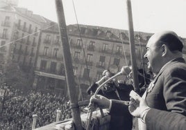 Santiago López se dirige a los vallisoletanos concentrados en su honor en la Plaza Mayor.