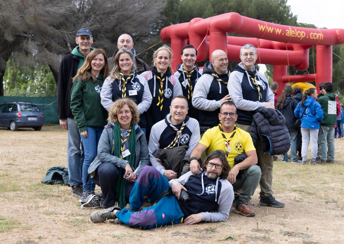 Imagen secundaria 1 - Miembros del clan Tucán del grupo de scout Íberos, y otros momentos de la celebración del 50 aniversario de la agrupación.