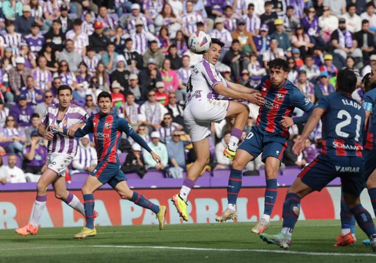 Meseguer remata de cabeza en el minuto 8 en el gol que dio la victoria al Real Valladolid ante el Huesca.