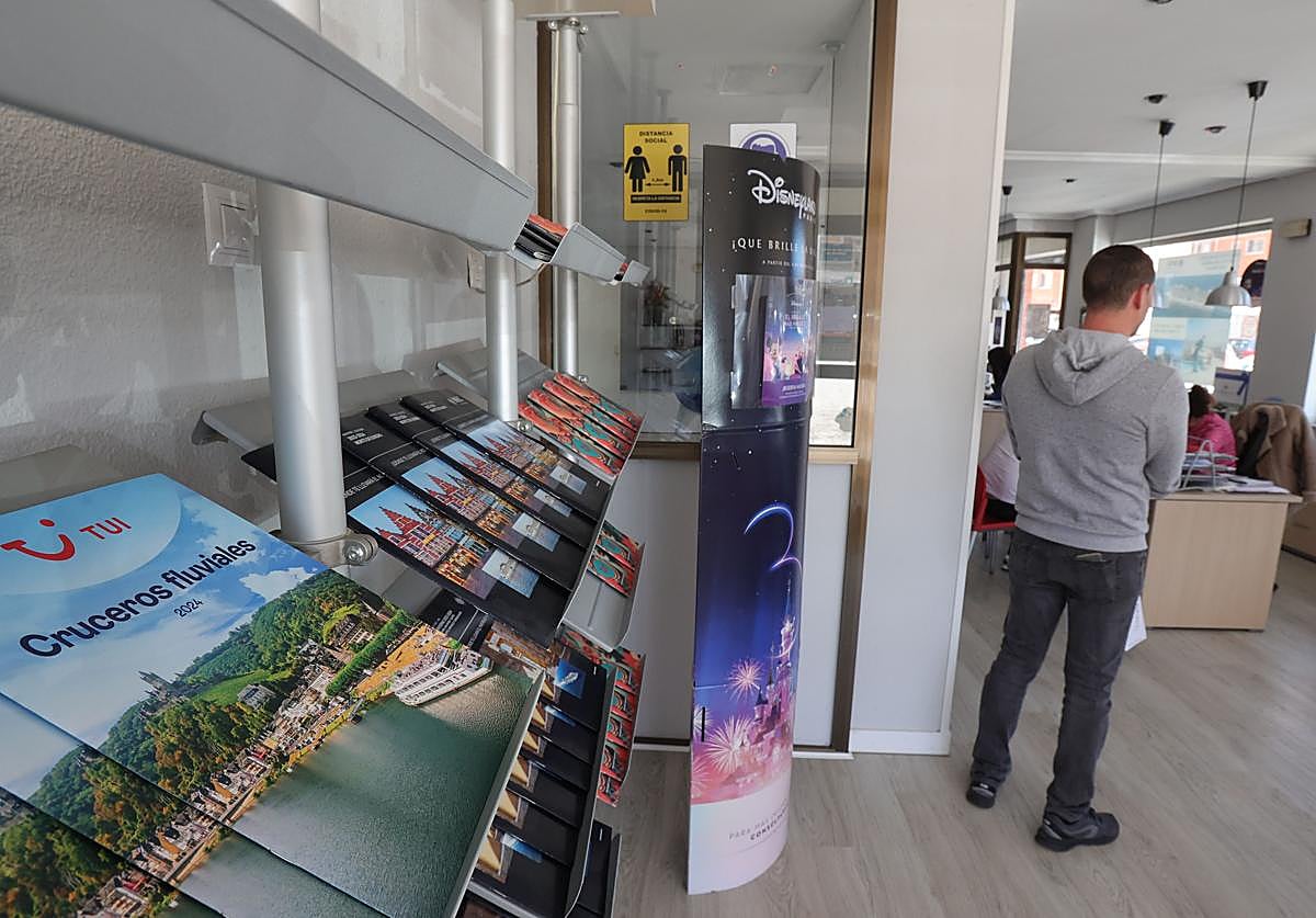 Cliente en una agencia de viajes.