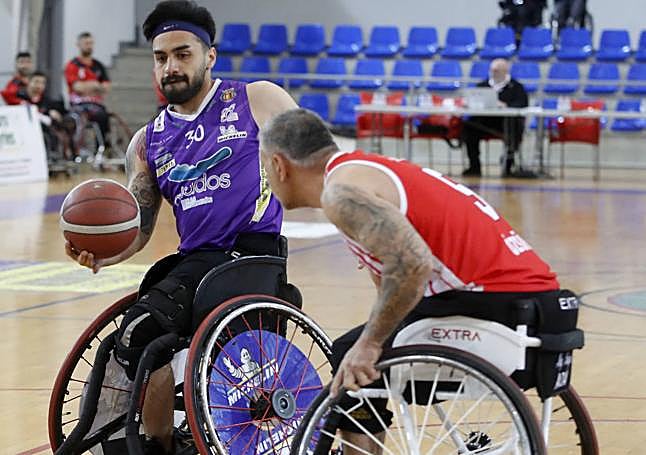 Ahmadi trata de progresar ante la defenssa de un rival.