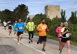 Los participantes pasan junto al castillo de Monzón.