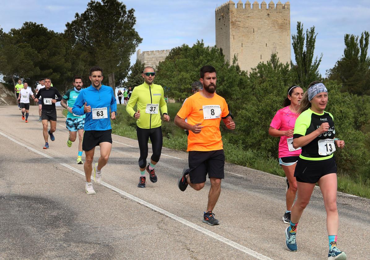 Los participantes pasan junto al castillo de Monzón.