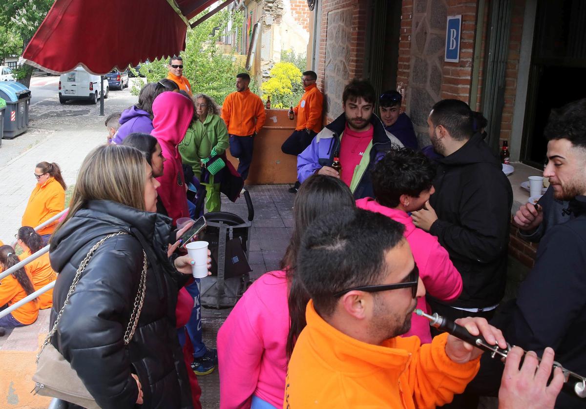 Peñistas en el vermú del sábado amenizado por una charanga.