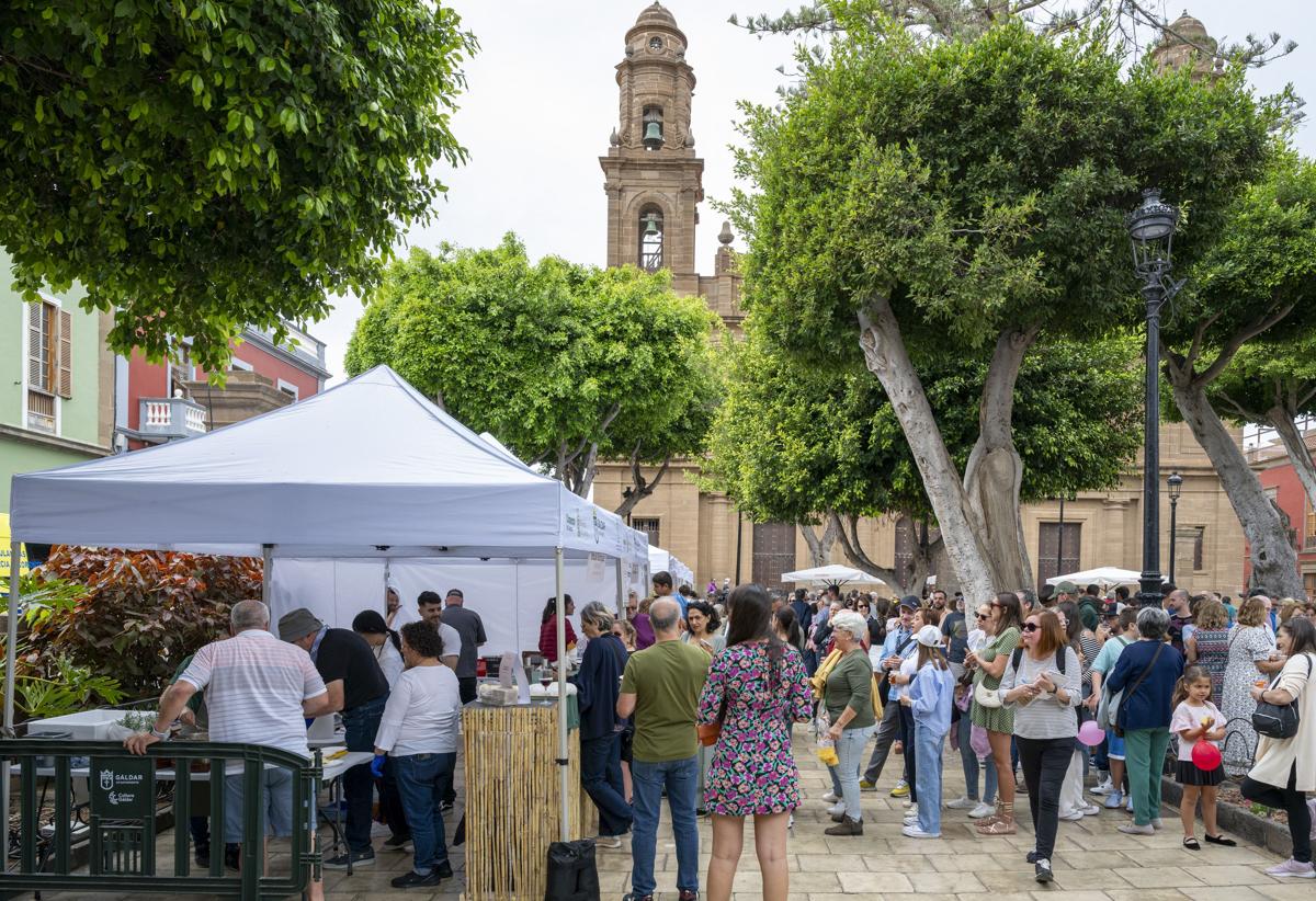 Varios cocineros invitados a Terrae sirvieron algunas de sus especialidades en la plaza Santiago, en Gáldar.