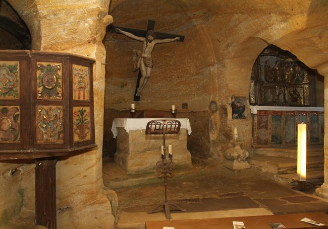 Interior de la ermita rupestre.