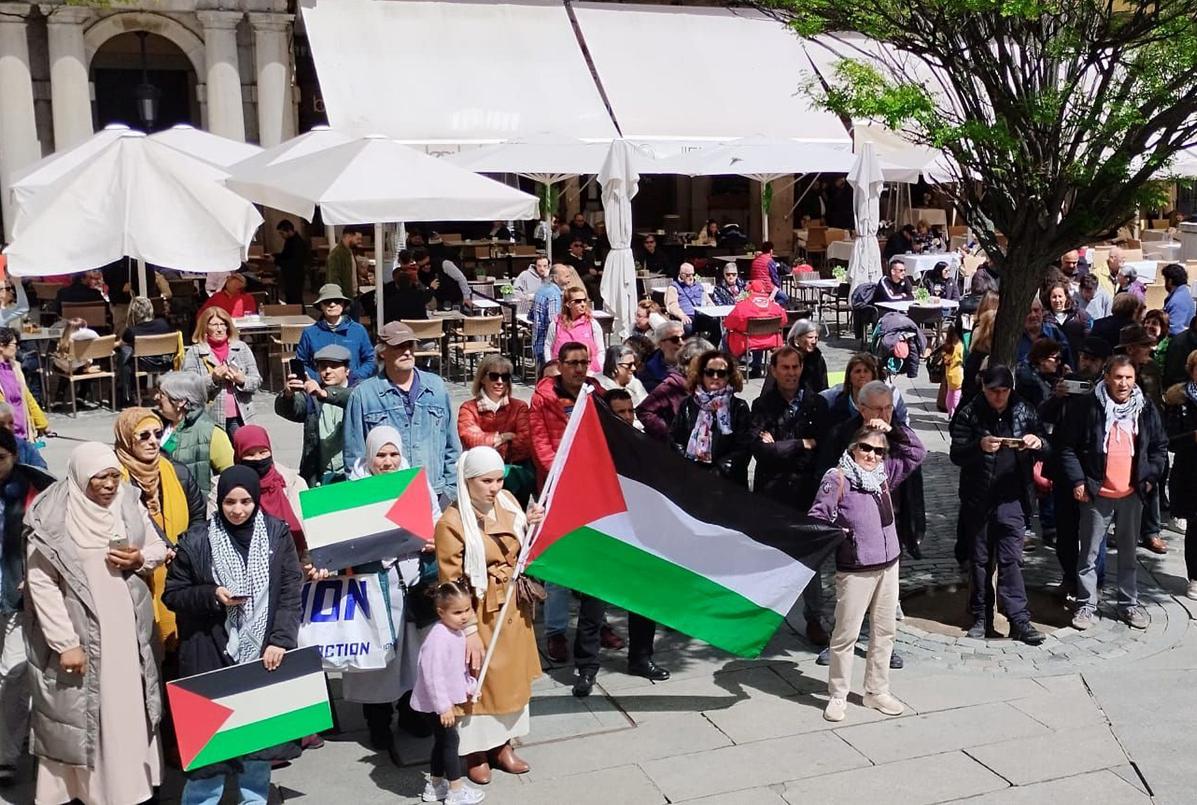 Concentración en la Plaza Mayor de Segovia tras la marcha contra el genocidio en Gaza.