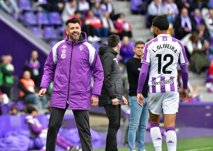 Pezzolano sonríe con Oliveira, durante el encuentro ante la SD Huesca.