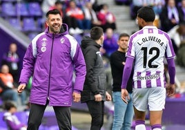 Pezzolano sonríe con Oliveira, durante el encuentro ante la SD Huesca.