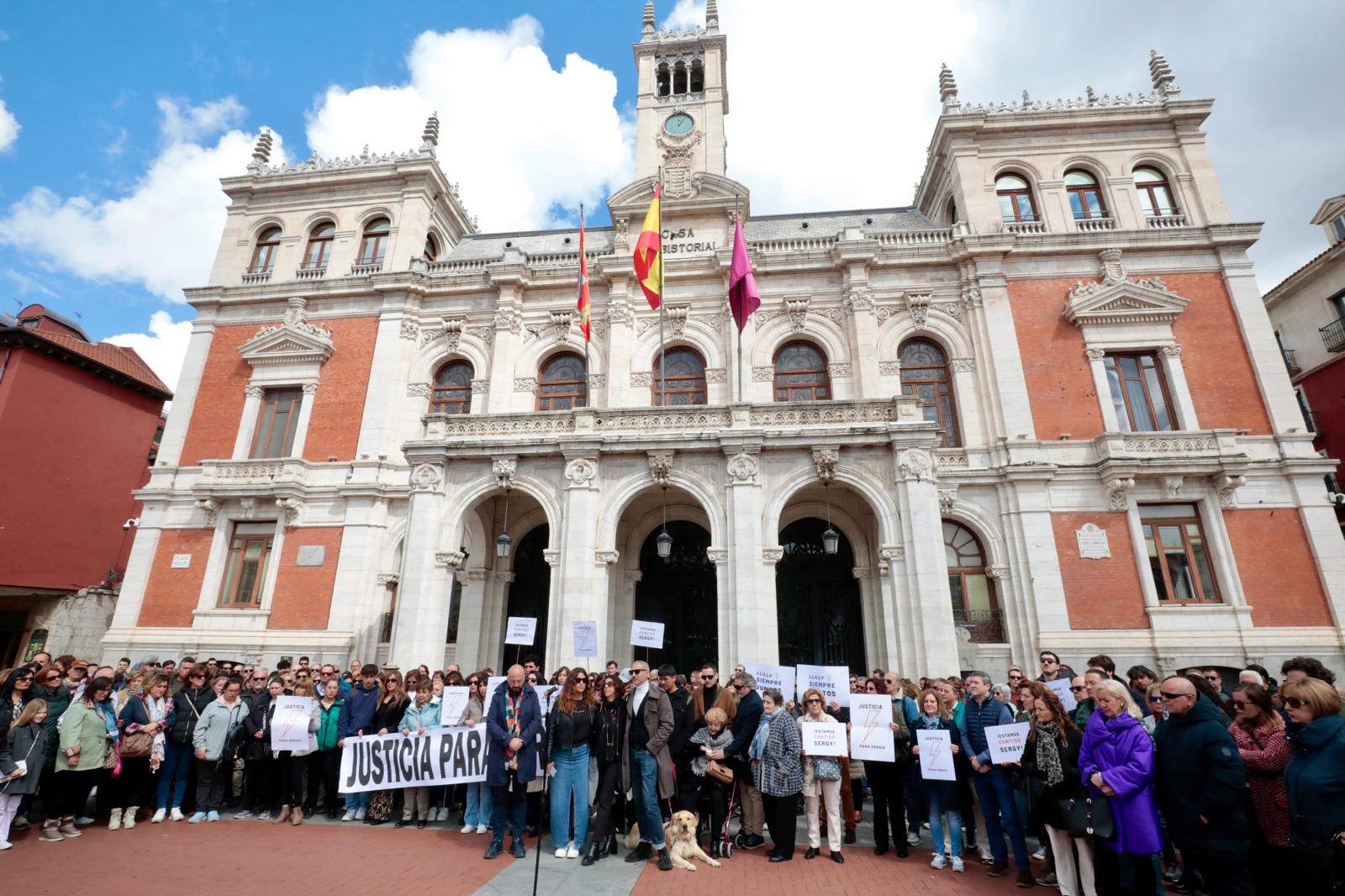 Familiares y allegados de Sergio Delgado, frente al Ayuntamiento de Valladolid.