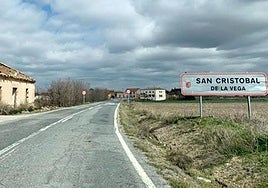 Carretera SG-411 en el acceso a la localidad segoviana de San Cristóbal de la Vega.