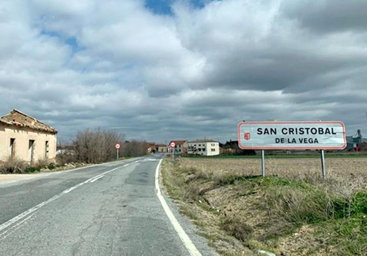 Carretera SG-411 en el acceso a la localidad segoviana de San Cristóbal de la Vega.