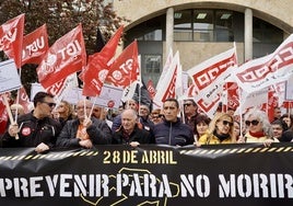 Concentración organizada por CC OO y UGT el pasado viernes frente a la Consejería de Industria.