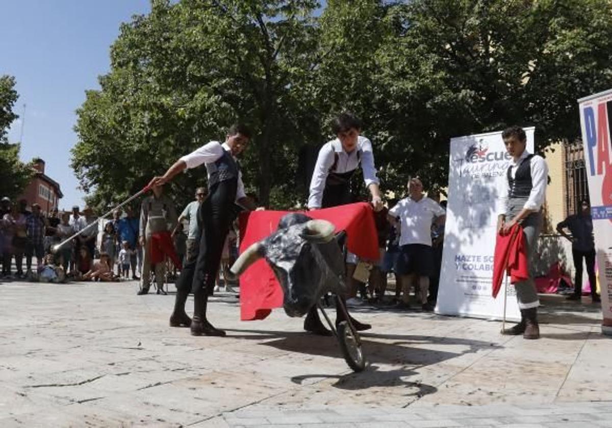 Actividad promocional de la Escuela Taurina en la plaza de San Pablo.